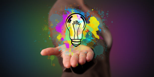 手里拿着一个灯泡图片下载