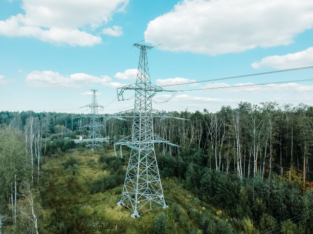 无人机的航拍照片，高压输电线路。天,阳光明媚。俄罗斯,圣彼得堡图片下载