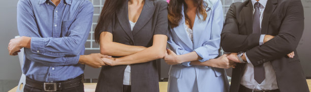 业务团队会议手牵着手一起成功。集团商务人员具有强大的团队合作能力和团结的伙伴关系。特写镜头水平图片下载
