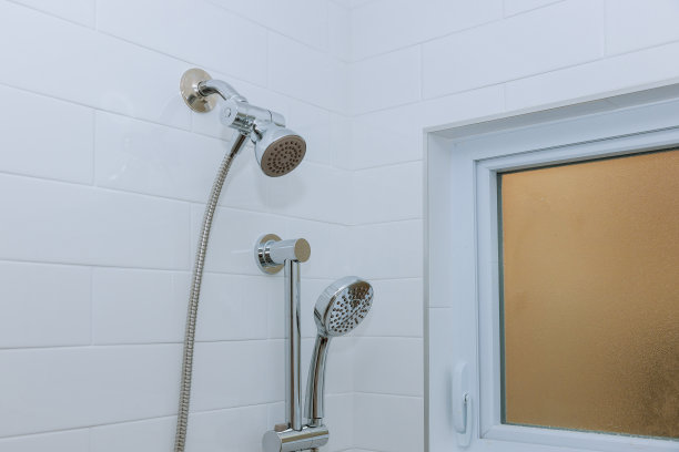 浴室的现代化淋浴喷头，全新的家庭结构图片下载