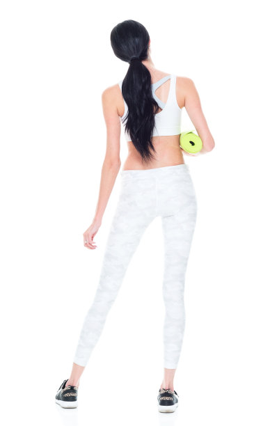 全长/一人/后视图20-29岁的成年人美丽/高个子/长发白种人年轻女性/女性准备瑜伽在白色背景下穿着运动胸罩/弹力/打底裤/瑜伽裤/慢跑裤图片下载