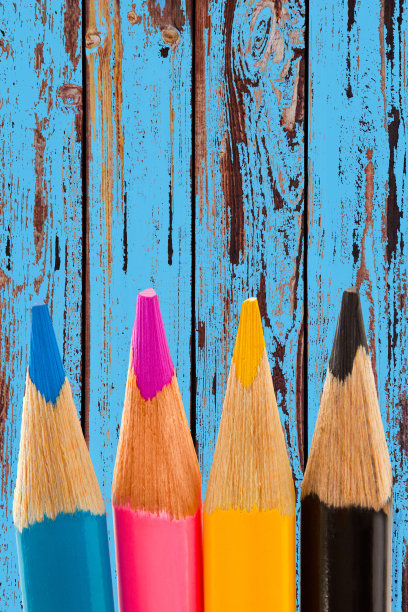 木制背景上的彩色铅笔图片下载