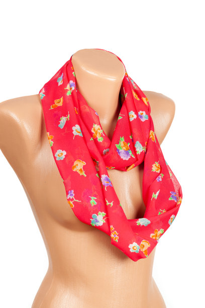 红色丝巾上的人体模型孤立在白色背景。图片下载