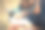 快乐的年轻创意少女素描户外创作过程图片下载