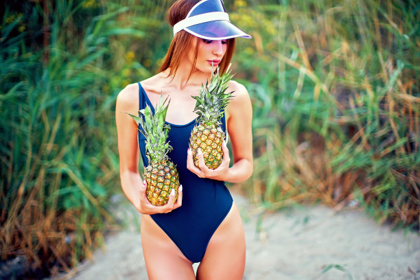 瘦骨嶙峋的模特在摆姿势与菠萝图片下载