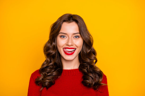 迷人的照片，休闲的，有吸引力的，可爱的节日女友舔她的上嘴唇微笑，牙齿满意的孤立在黄色充满活力的颜色背景图片下载