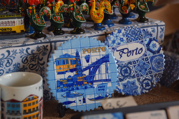 传统葡萄牙陶瓷纪念品在波尔图市场出售图片下载
