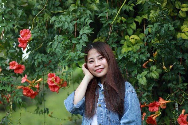 年轻女子在日本植物园的肖像图片下载