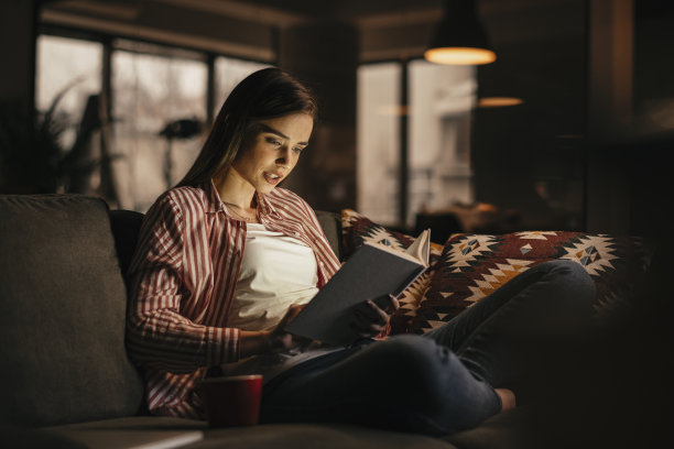 年轻女子在读书图片下载