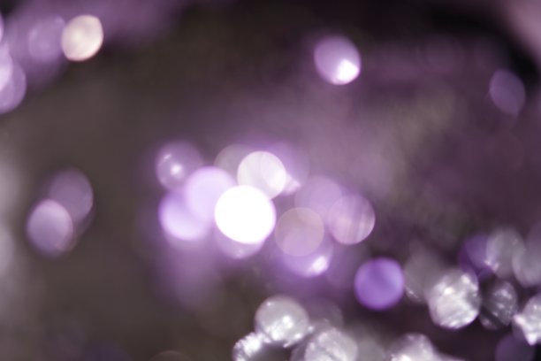 节日时尚的丁香背景。抽象模糊的光和散景照片。蓝色纹理上明亮的圆圈。图片下载