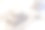 特写的毛巾卷躺在床上。白色的床单。图片下载