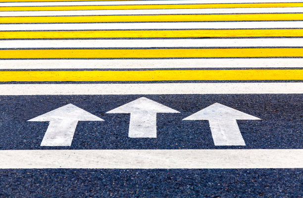 有箭头、白色及黄色条纹的人行横道图片下载