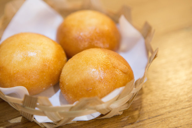 在中国餐馆的篮子里炸馒头图片下载