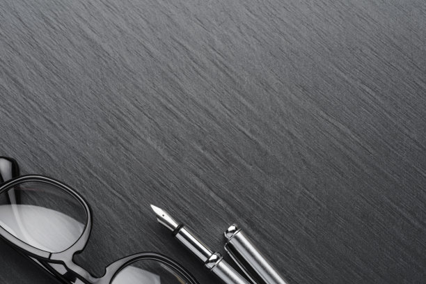 黑色塑料眼镜和钢笔图片下载