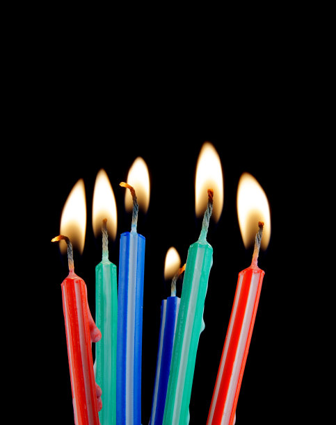 黑色背景上的彩色生日蜡烛图片下载