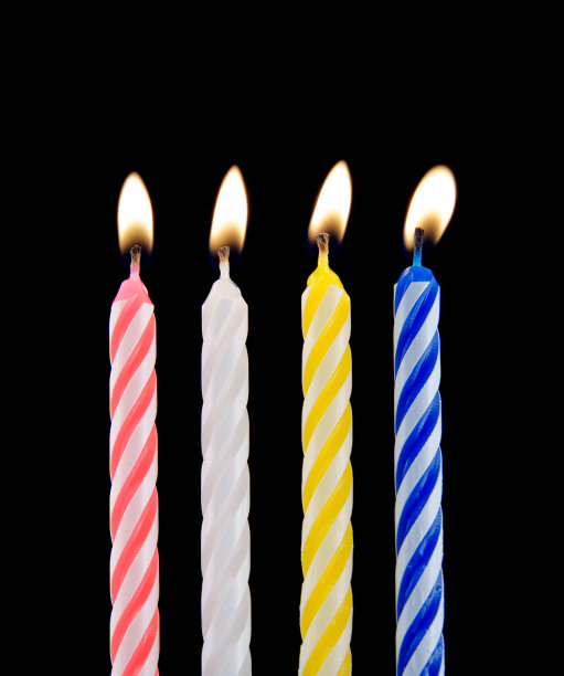 黑色背景上的彩色生日蜡烛图片下载