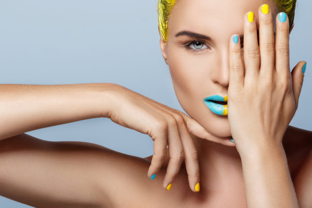 漂亮的女人，黄色的头发，彩色的指甲和嘴唇图片下载