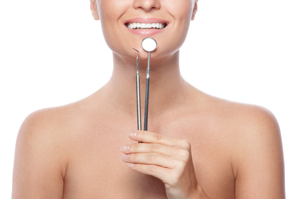 微笑的女人和牙科工具图片下载