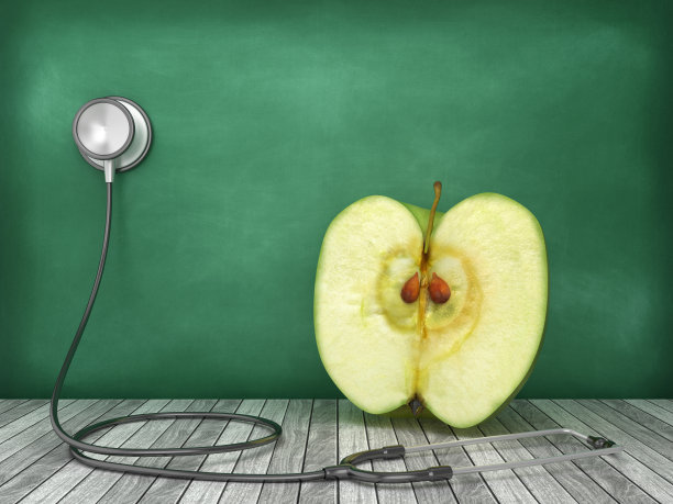 听诊器与苹果在黑板背景- 3D渲染图片下载