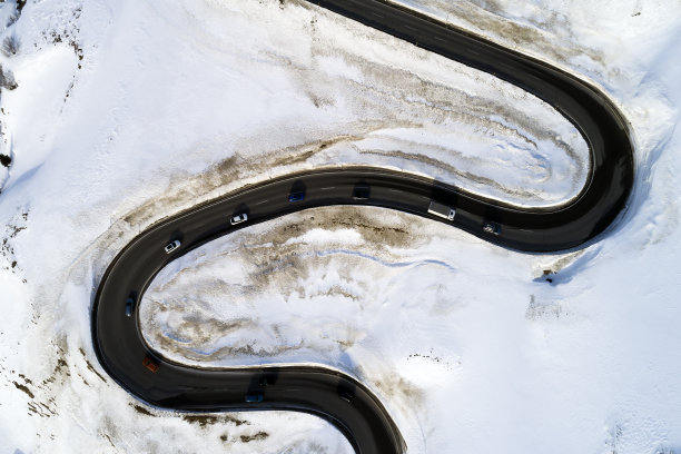 冬季蜿蜒山路上的汽车交通，鸟瞰图图片下载