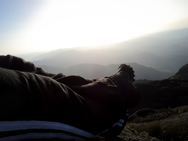 女人越过山丘图片下载