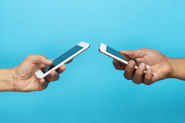 两只手拿着手机图片下载