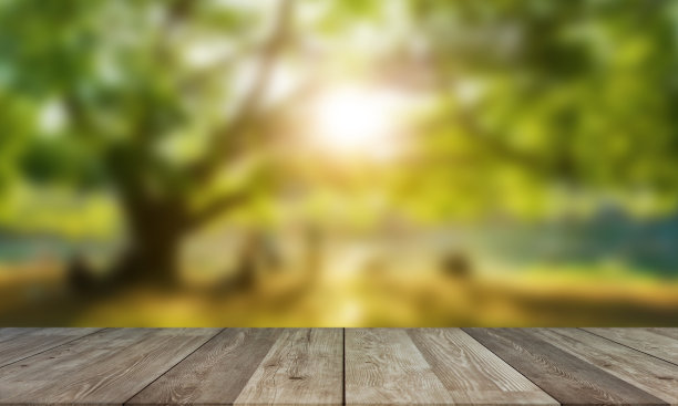 木材桌子与模糊的自然背景图片下载
