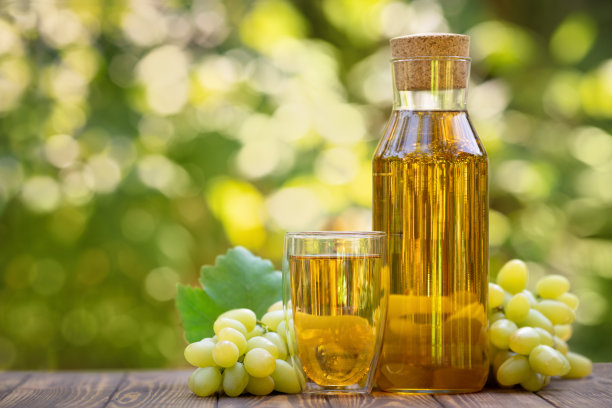 玻璃杯和瓶子中的葡萄汁图片下载