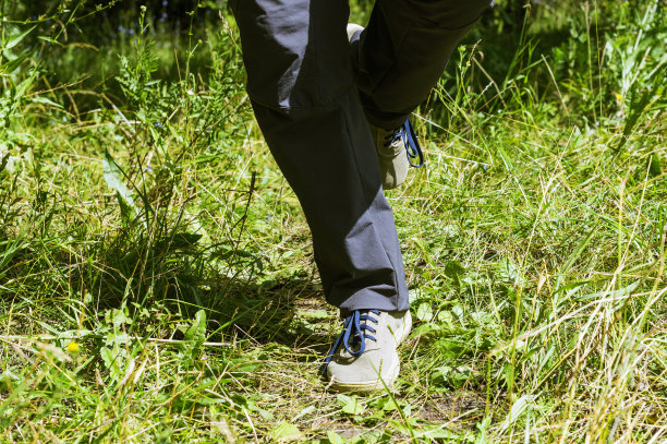 一个男人在大自然中奔跑的脚作为背景图片下载