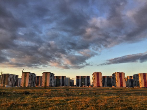 日落在城市的一个新社区图片下载