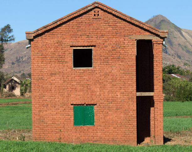 马达加斯加的一个村庄正在建造砖房图片下载
