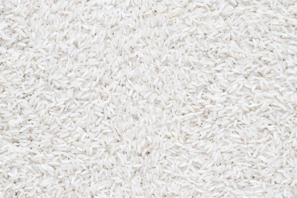 一堆生米。生白米，质地。食品的背景。前视图。图片下载