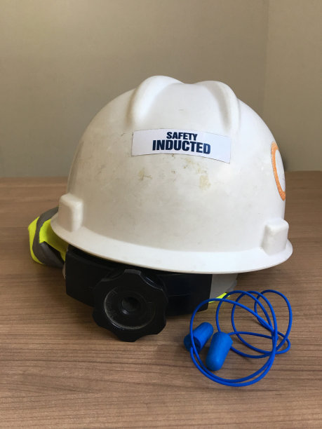 带感应标志的安全帽图片下载