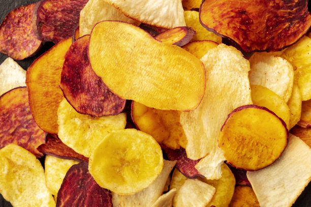 一个干果和蔬菜薯条的特写，健康的素食零食，美味的混合，从顶部拍摄图片下载