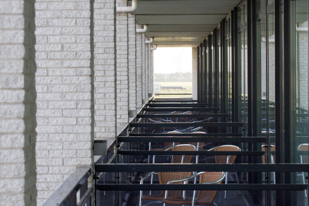 荷兰一栋建筑的相邻阳台图片下载