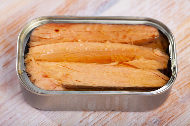 天然护卫舰鲭鱼片在锡罐图片下载