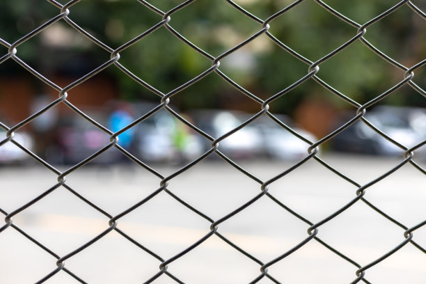 镀锌连接栅栏。前景聚焦图片下载