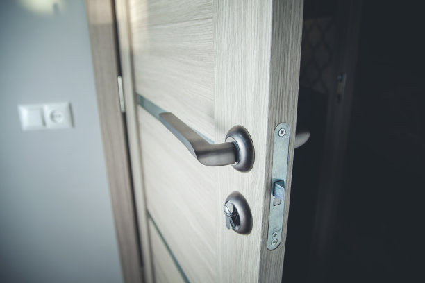 打开家里的门图片下载