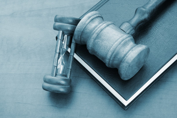 法官的木槌，法律书和沙漏图片下载