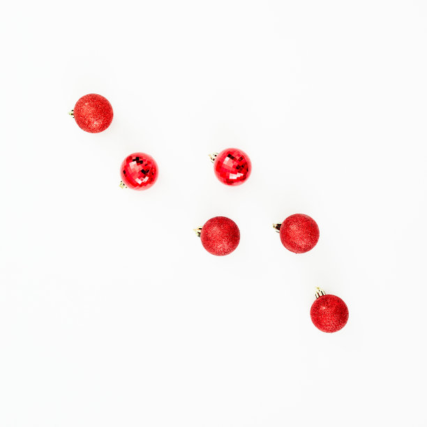白色背景上的红球装饰的圣诞概念。平躺，俯视图图片下载