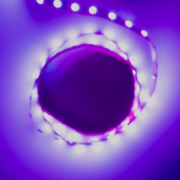 霓虹蓝色和紫色边框。副本的空间。图片下载