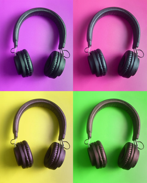 四款紫色、红色、黄色和绿色背景的黑色无线耳机。音乐和艺术概念。平躺，俯视图。图片下载