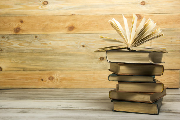 打开书，木桌上的精装书。回到学校。本空间图片下载