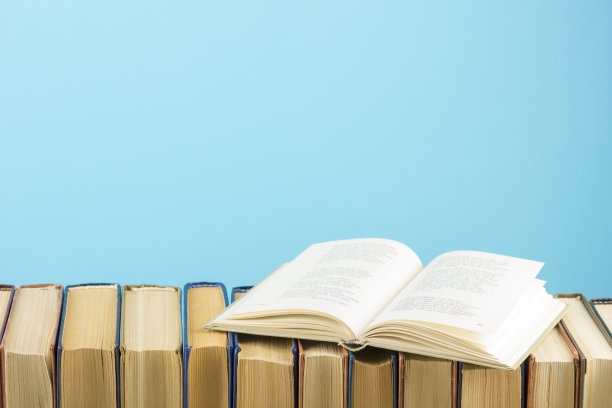 打开书，木桌上的精装书。回到学校。本空间图片下载