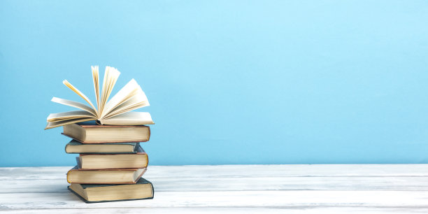 打开书，木桌上的精装书。回到学校。本空间图片下载