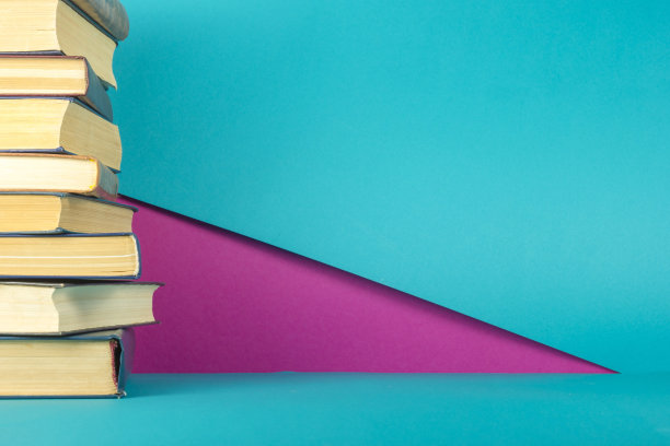 打开书，木桌上的精装书。回到学校。本空间图片下载