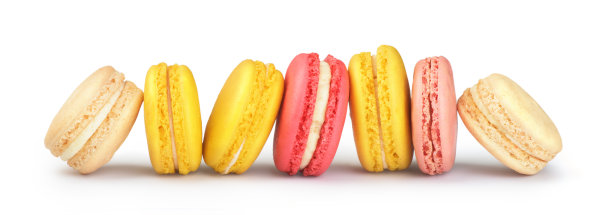 白色背景上的杏仁饼干图片下载