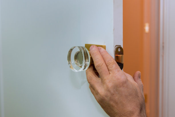 男木匠把门锁在家里图片下载