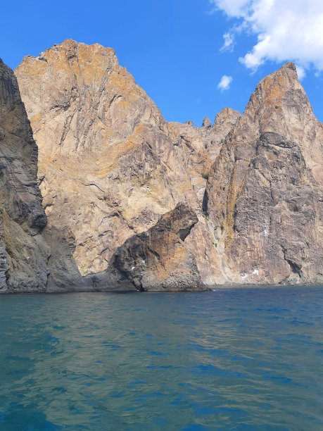 海岸的背景是山坡。海景与山地景观。一张海景照片。图片下载