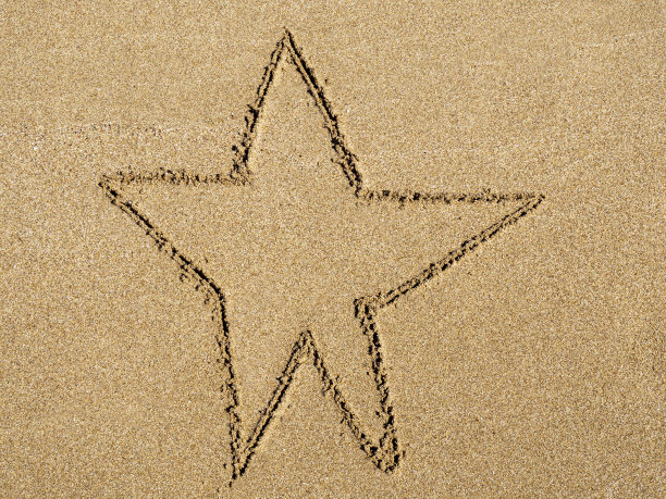 在沙滩上画星星图片下载